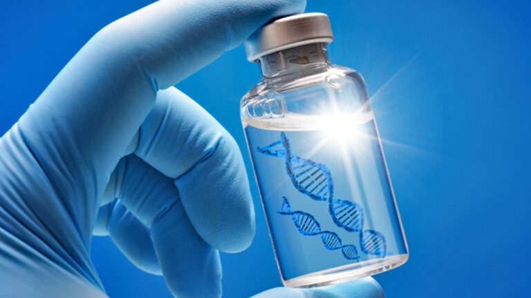 Gummibehandschuhte Hand hält Phiole mit Gensequenz