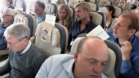 Staatsjournalisten und Politiker ohne dichtgedrängt im Flugzeug ohne Maske
