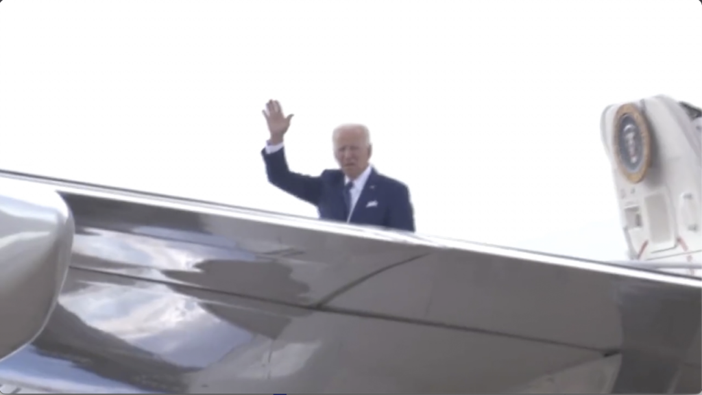 Maskenloser Biden wingt von Flugszeugtreppe