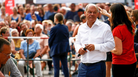 Kanzler Scholz mit Micro schaut zur Seite