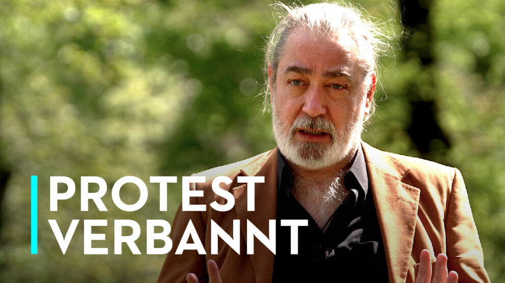 Protest verbannt C. J. Hopkins, Commentary