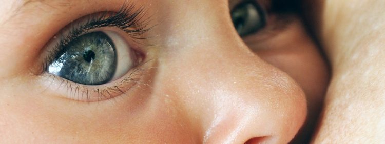 Spuren von mRNA-Impfstoff in Muttermilch