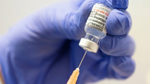 mRNA_Stoff von Biontech und Pfizer_Spritze wird aufgezogen