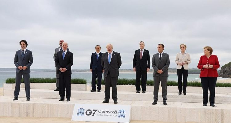 G7 leaders posing
