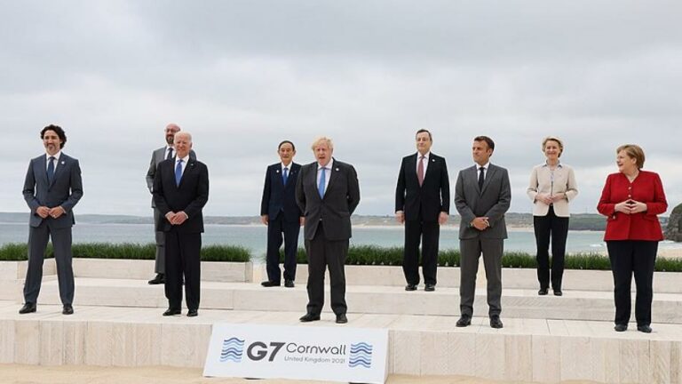 G7 leaders posing