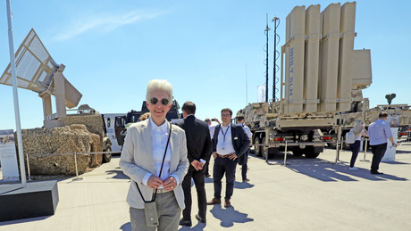 Ministerin Strack-Zimmermann auf Waffenschau vor Iris-T