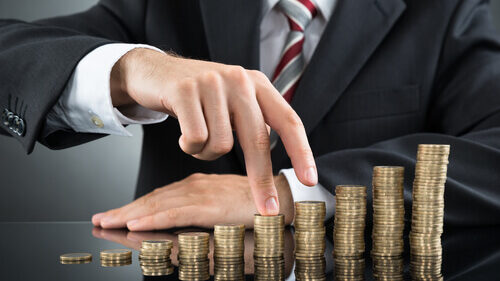 Hand mit Bargeldmuenzen