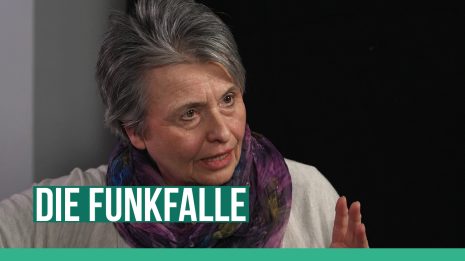 Die Funkfalle Anlässlich der ablaufenden Frist der Europäischen Bürgerinitiative „Verbunden, aber geschützt" am 28. Februar 2023 trifft Robert Cibis eine Vertreterin der Inititiative, Michaele Kundermann, und die elektrohypersensible Anke Vetter. Die beiden zeigen eine sorglose, selbstschadende Haltung bei Behörden, Konzernen und Bürgern auf, wenn es um Strahlensicherheit geht. Millionen von Menschen leiden, aber der Profit scheint die Regeln zu bestimmen. Vielleicht geht es auch um mehr: Denn Funkwellen sind Katalysator der Überwachungsgesellschaft.