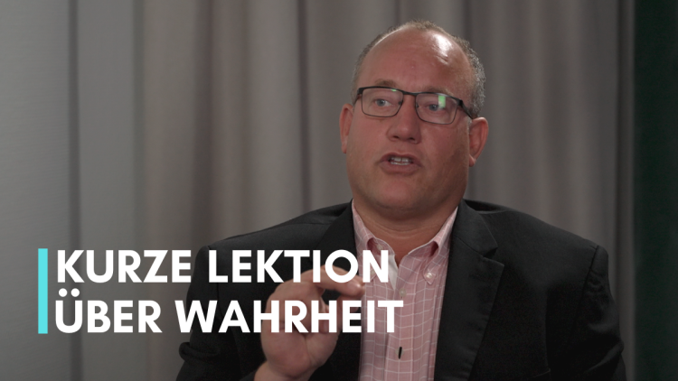 Kurze Lektion über Wahrheit Der amerikanischer Arzt und Autor Dr. Pierre Kory spricht über Wahrheit, Propaganda und Zensur. Wer spricht die Wahrheit? Woran erkenne ich Zensur und Propaganda? Kory nennt Kriterien, die uns als Leitfaden dienen können, um das eine vom anderen zu unterscheiden. Worauf wir achten sollten bei jenen, die uns ihre Informationen als (einzige) Wahrheit verkaufen. Und warum verfolgte Whistleblower manchmal glaubwürdiger sind als hochdotierte Fachleute.