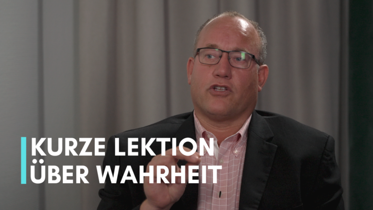 Kurze Lektion über Wahrheit Der amerikanischer Arzt und Autor Dr. Pierre Kory spricht über Wahrheit, Propaganda und Zensur. Wer spricht die Wahrheit? Woran erkenne ich Zensur und Propaganda? Kory nennt Kriterien, die uns als Leitfaden dienen können, um das eine vom anderen zu unterscheiden. Worauf wir achten sollten bei jenen, die uns ihre Informationen als (einzige) Wahrheit verkaufen. Und warum verfolgte Whistleblower manchmal glaubwürdiger sind als hochdotierte Fachleute.