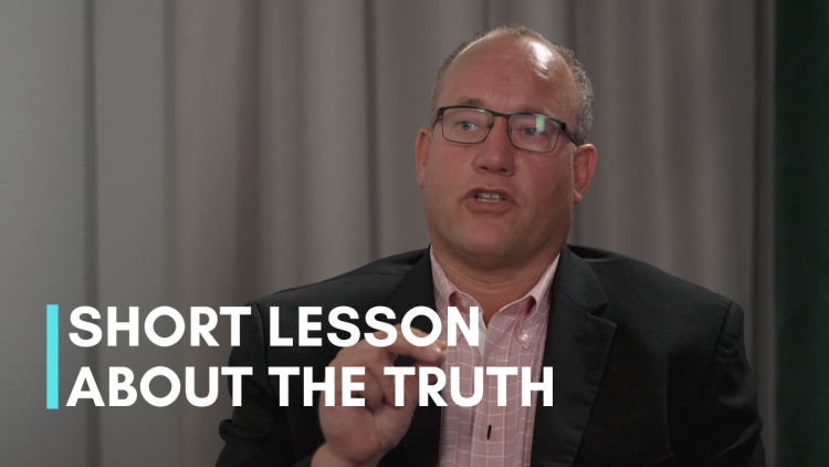 Dr. Pierre Kory, American physician and author, gives a valuable lesson about spotting the truth and explains what propaganda and censorship are. But how do you find reliable information then? Kory suggests what qualities to look for in a truth teller.