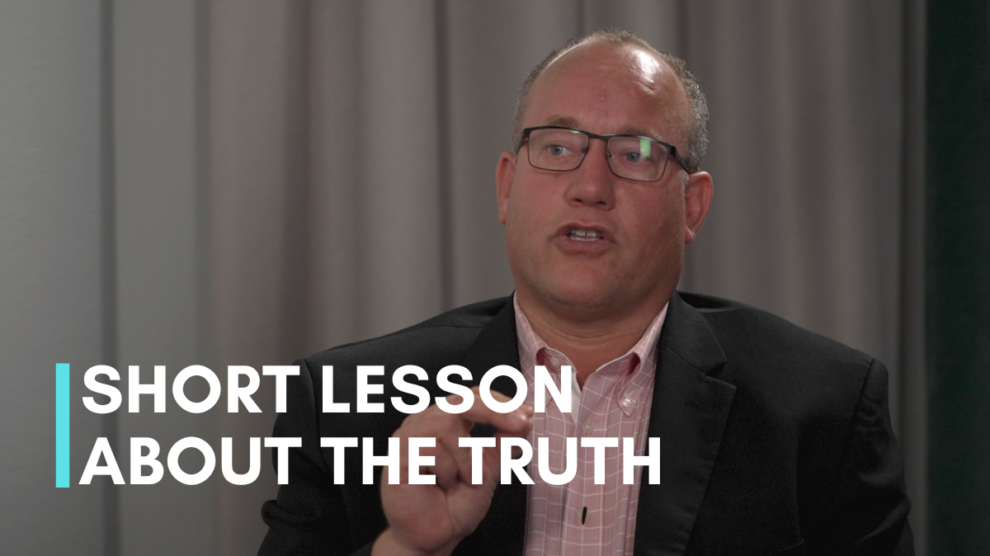 Dr. Pierre Kory, American physician and author, gives a valuable lesson about spotting the truth and explains what propaganda and censorship are. But how do you find reliable information then? Kory suggests what qualities to look for in a truth teller.