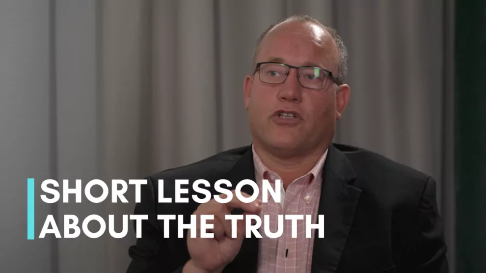 Dr. Pierre Kory, American physician and author, gives a valuable lesson about spotting the truth and explains what propaganda and censorship are. But how do you find reliable information then? Kory suggests what qualities to look for in a truth teller.