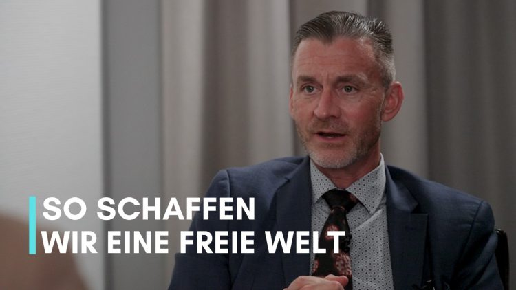 Dr. Ryan Cole | Commentary #82 So schaffen wir eine freie Welt Der amerikanische Pathologe Dr. Ryan Cole ist überzeugt, dass die Menschen mehr Macht haben, als sie denken – vor allem, wenn sie sich gemeinsam für eine gute Sache einsetzen. Cole plädiert dafür, kein Schaf zu sein, und sich nicht wie ein Herdentier zu verhalten, sondern lieber wie ein Hirtenhund oder gar Hirte: Hinterfrage alles und höre nie auf, Fragen zu stellen. Wenn keiner mehr mitmacht, selbst wenn wir nur 15% sind, ist kein Staat mehr mit uns zu machen: Denn wir sind die Arbeitgeber der Beamten und zahlen ihre Posten mit unseren Steuern.