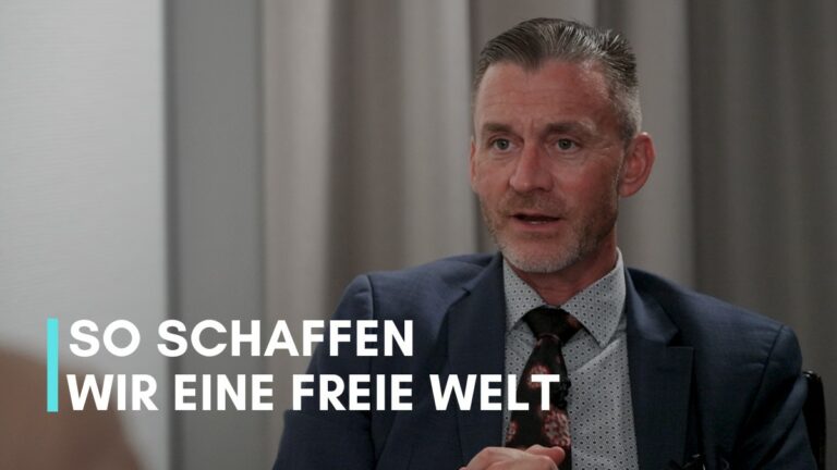 Dr. Ryan Cole | Commentary #82 So schaffen wir eine freie Welt Der amerikanische Pathologe Dr. Ryan Cole ist überzeugt, dass die Menschen mehr Macht haben, als sie denken – vor allem, wenn sie sich gemeinsam für eine gute Sache einsetzen. Cole plädiert dafür, kein Schaf zu sein, und sich nicht wie ein Herdentier zu verhalten, sondern lieber wie ein Hirtenhund oder gar Hirte: Hinterfrage alles und höre nie auf, Fragen zu stellen. Wenn keiner mehr mitmacht, selbst wenn wir nur 15% sind, ist kein Staat mehr mit uns zu machen: Denn wir sind die Arbeitgeber der Beamten und zahlen ihre Posten mit unseren Steuern.