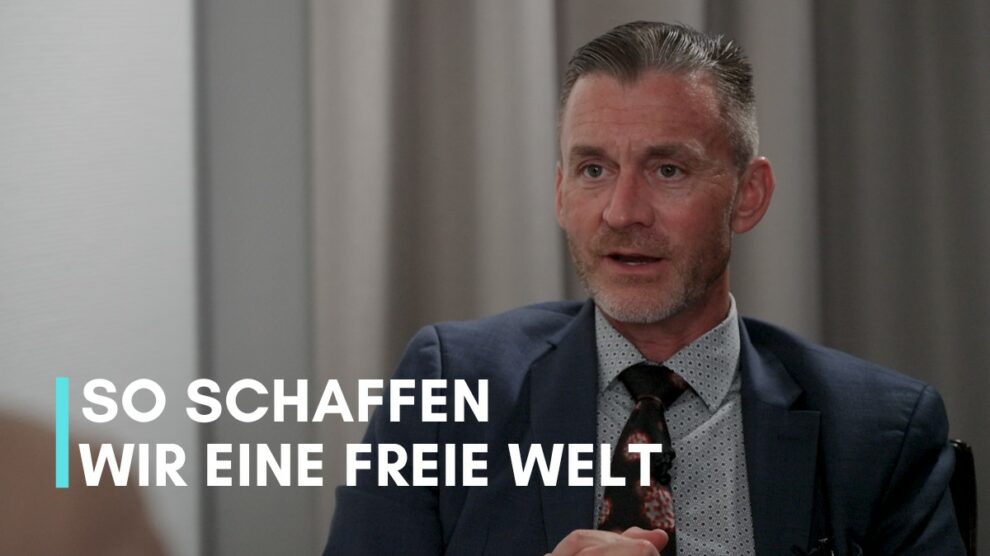 Dr. Ryan Cole Commentary #82 So schaffen wir eine freie Welt Dr. Ryan Cole | Commentary #82 So schaffen wir eine freie Welt Der amerikanische Pathologe Dr. Ryan Cole ist überzeugt, dass die Menschen mehr Macht haben, als sie denken – vor allem, wenn sie sich gemeinsam für eine gute Sache einsetzen. Cole plädiert dafür, kein Schaf zu sein, und sich nicht wie ein Herdentier zu verhalten, sondern lieber wie ein Hirtenhund oder gar Hirte: Hinterfrage alles und höre nie auf, Fragen zu stellen. Wenn keiner mehr mitmacht, selbst wenn wir nur 15% sind, ist kein Staat mehr mit uns zu machen: Denn wir sind die Arbeitgeber der Beamten und zahlen ihre Posten mit unseren Steuern.