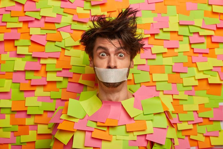 Homme entre sticky-notes gagué