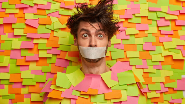 Homme entre sticky-notes gagué