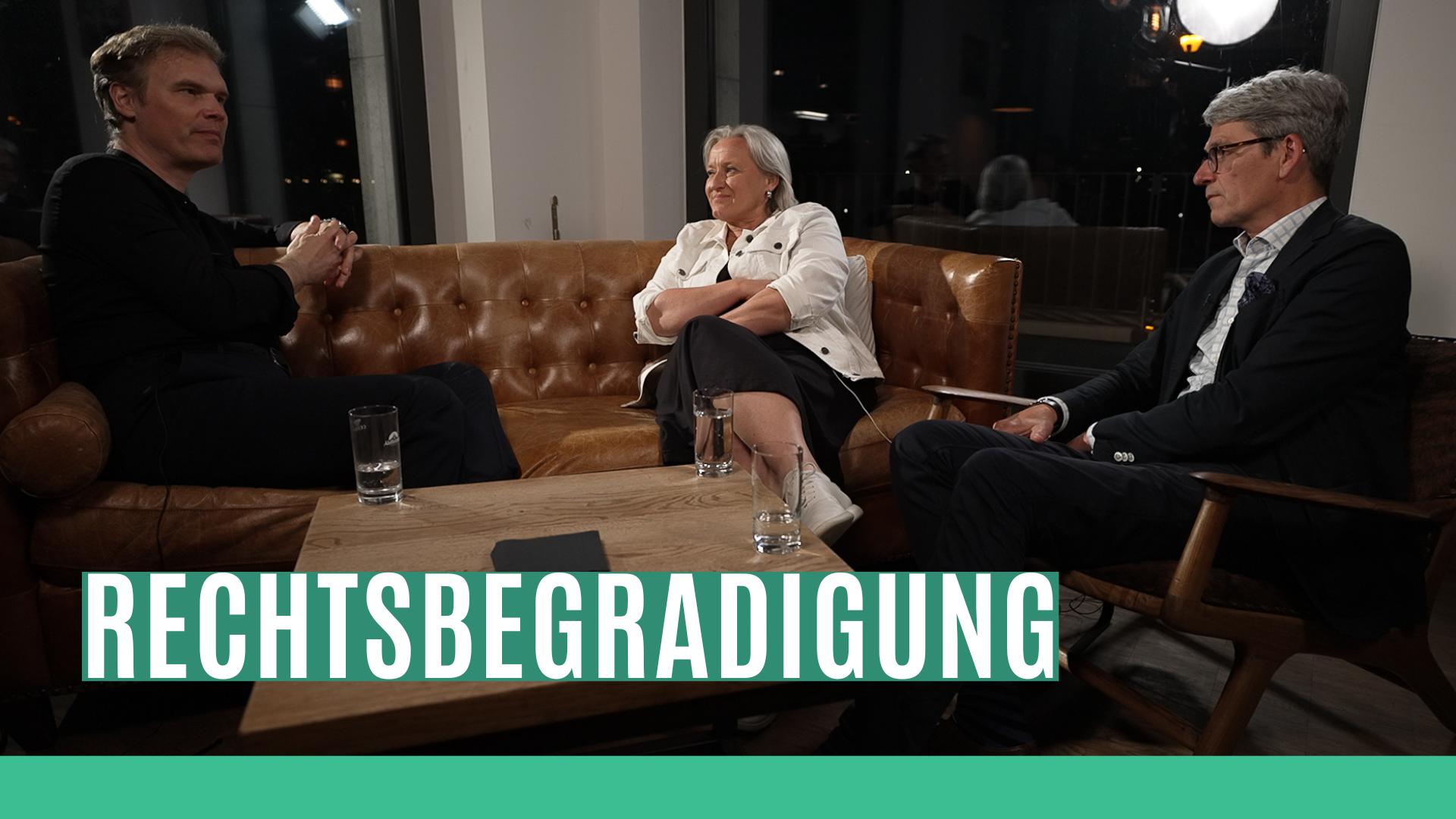 Die Corona-Aufarbeitung beschäftigt die Rechtsanwälte Beate Bahner und Dr. Alexander Christ über viele Mandate, aber auch über ihre Öffentlichkeitsarbeit als Autoren und Redner. Robert Cibis erfährt von ihnen, ob sie eine weitere Politisierung der deutschen Rechtssprechung befürchten, ob die Exekutive übergriffig werde oder eine wirkliche, gesellschaftliche Gewaltenteilung möglich sei.